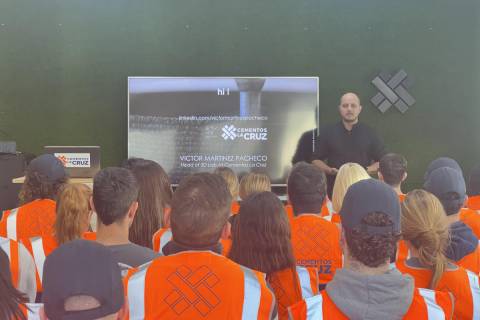 Estudiantes ante el laboratorio de impresión 3D de la empresa.